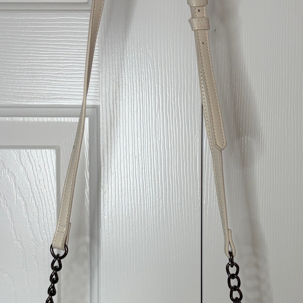 Betsy Johnson XOSybilg Gummy Bear Crossbody - Picture 11 of 13
